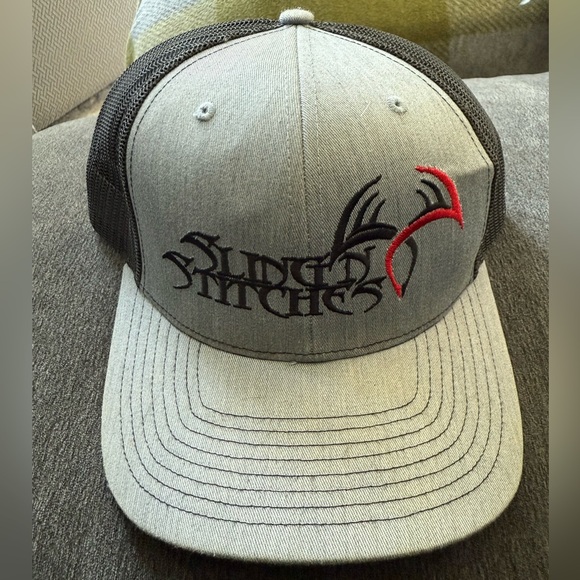Sling’n Stitches Gray and Black Mesh SnapBack Hat - Picture 1 of 3